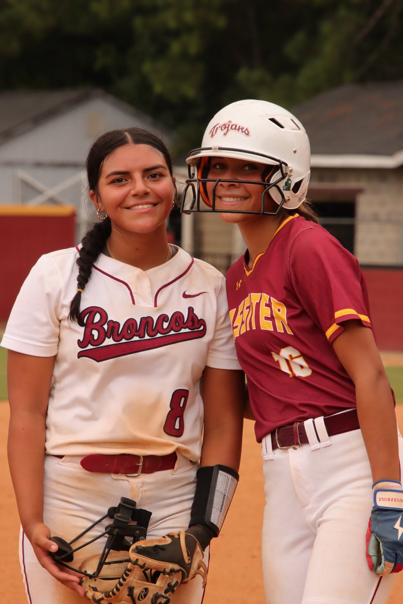 UsheryPeyton's tweet photo. Double Header yesterday -  took 2 on a bunt &amp; shut down the inning with a diving play in Center.  And got a front row seat in CF watching @Kerenleal_44 launch one right over my head. 🫤#Speedkills #TurnAndBurn #SmallBallBigPlays #Trojans https://t.co/1tInHAhBCT
