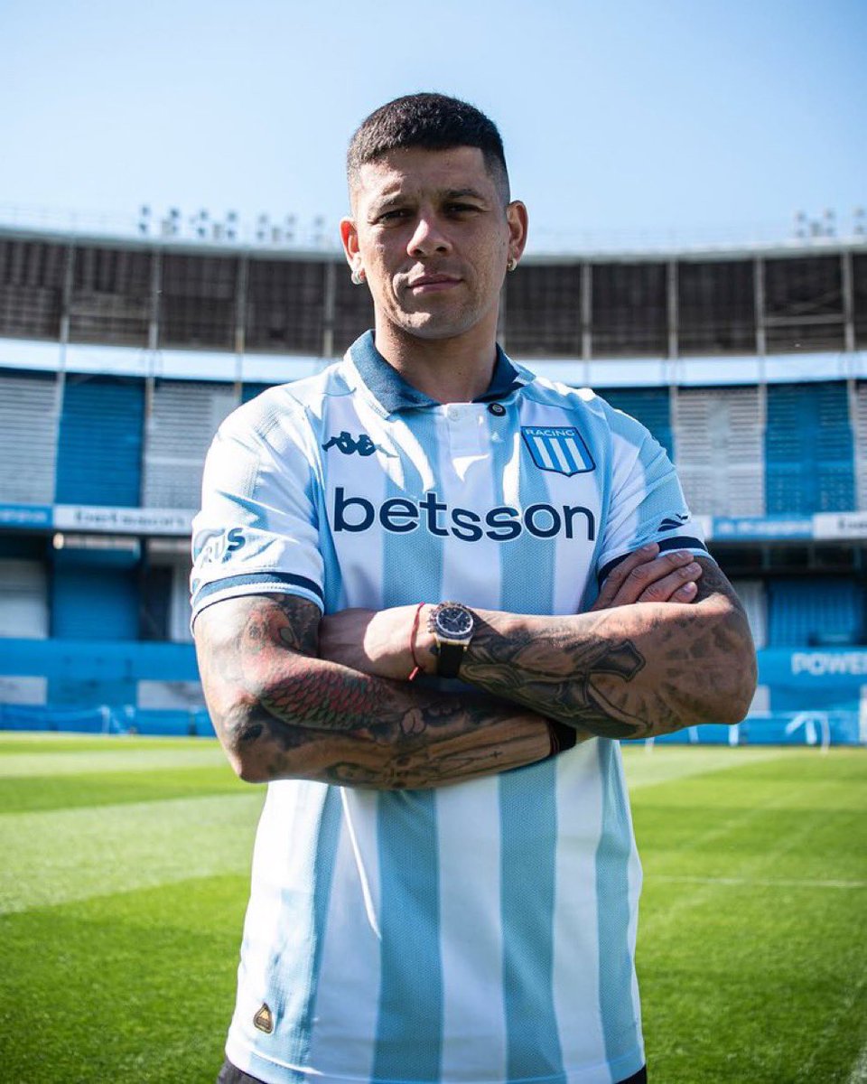 MateoGiraudo22's tweet photo. Es increíble como la camiseta de Racing te saca lo negro, y te hace persona. https://t.co/SfmYPhzG1U