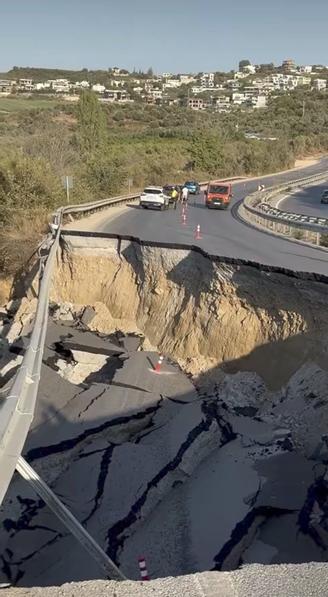 Söke Kuşadası yolu çöktü. Hani o övüne övüne bitiremedikleri yollar var ya…

İzmir #deprem Balıkesir