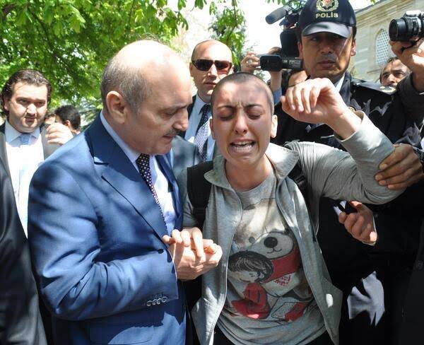 18- Erdoğan Bayraktar’ın, kanser ilaçlarının temini için yardım isteyen Dilek’in cebine para sıkıştırması.