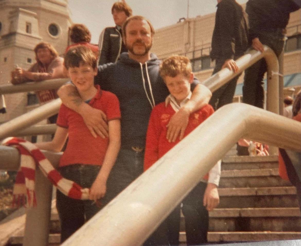 PeterSimmoYNWA's tweet photo. Tried to recreate a photo of my dad and brothers at the 1979 charity shield. ❤️🙏🏻

Me and my two today. 😊 https://t.co/RrUAajQmmS