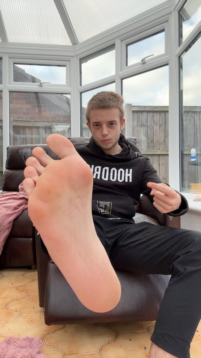 Big alpha feet got you so weak 😈 🙇‍♂️ 

#findom #cashmaster #paypig