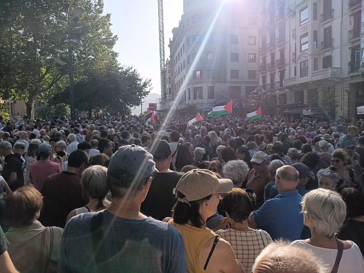 No hay fiesta en pueblos y ciudades de #EuskalHerria sin el recuerdo y la solidaridad con el pueblo de #Palestina y la denuncia del criminal genocidio en #Gaza perpetrado por Israel con la colaboración de Eeuu y la Unión Europea.
📷 #Donostia
#PalestinaAskatu 🇵🇸
#FreePalestine 🇵🇸