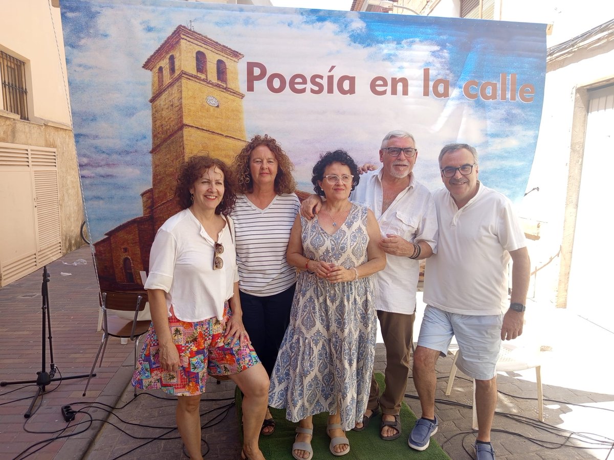 dipualba's tweet image. 🗣📖 Los versos ‘han tomado’ #Villamalea para reivindicar el poder transformador de la palabra, y nuestra diputada de ATM, Llanos Sánchez, ha participado en la cita: ‘Poesía en la calle', sumándose a su #brindis por la #Paz y la #Convivencia ❤️

Enhorabuena a la organización 🥰🙌🏻