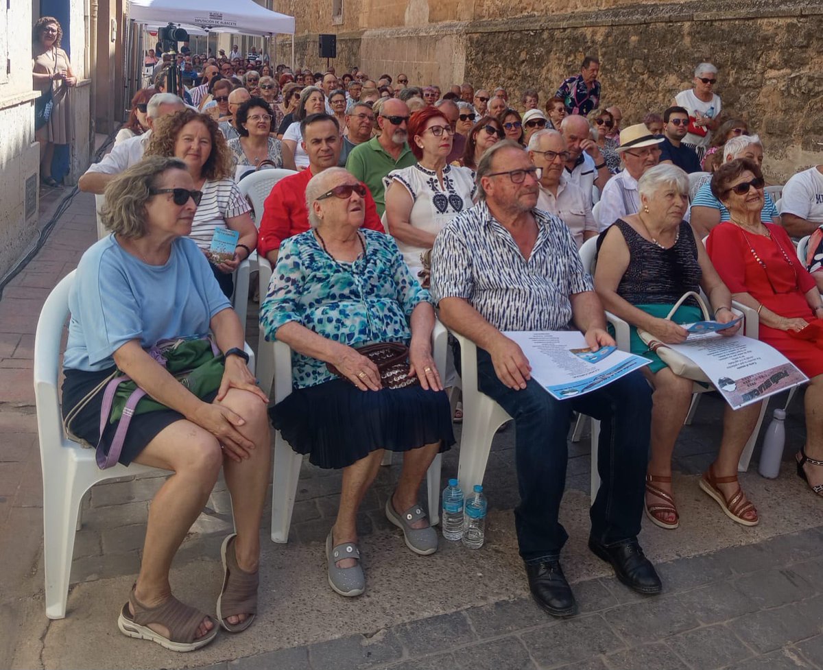 dipualba's tweet image. 🗣📖 Los versos ‘han tomado’ #Villamalea para reivindicar el poder transformador de la palabra, y nuestra diputada de ATM, Llanos Sánchez, ha participado en la cita: ‘Poesía en la calle', sumándose a su #brindis por la #Paz y la #Convivencia ❤️

Enhorabuena a la organización 🥰🙌🏻