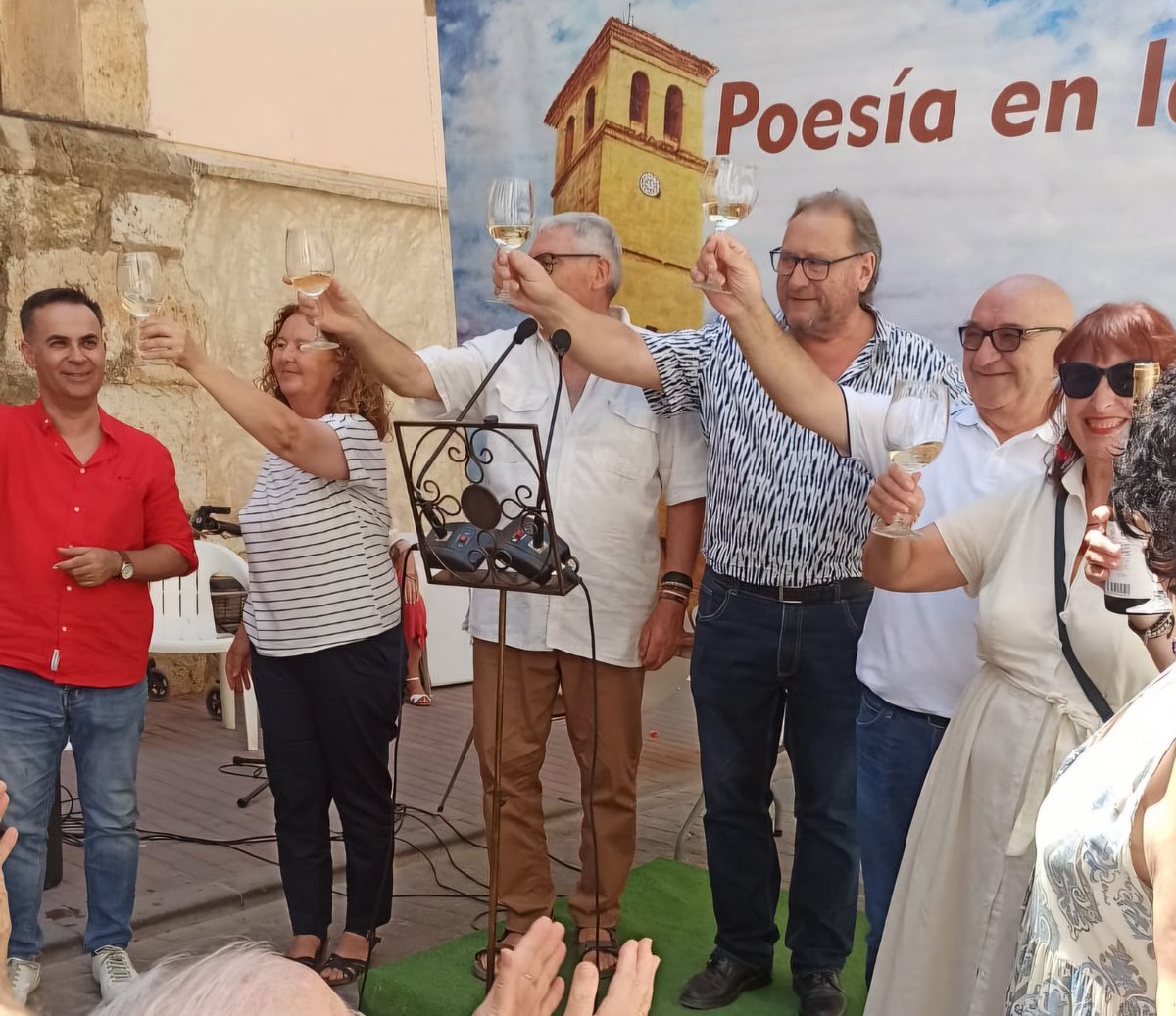 dipualba's tweet image. 🗣📖 Los versos ‘han tomado’ #Villamalea para reivindicar el poder transformador de la palabra, y nuestra diputada de ATM, Llanos Sánchez, ha participado en la cita: ‘Poesía en la calle', sumándose a su #brindis por la #Paz y la #Convivencia ❤️

Enhorabuena a la organización 🥰🙌🏻
