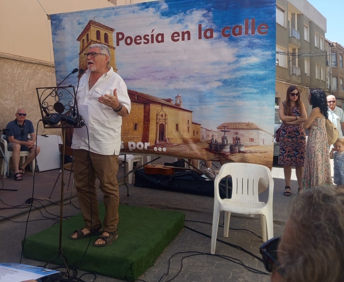 dipualba's tweet image. 🗣📖 Los versos ‘han tomado’ #Villamalea para reivindicar el poder transformador de la palabra, y nuestra diputada de ATM, Llanos Sánchez, ha participado en la cita: ‘Poesía en la calle', sumándose a su #brindis por la #Paz y la #Convivencia ❤️

Enhorabuena a la organización 🥰🙌🏻
