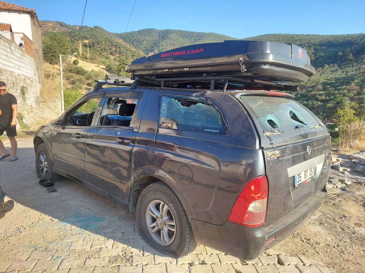 Terörle mücadele Gazisi Oktay YILDIRIM'a Balıkesir Burhaniye'nin Dutluca köyünde bunu yapanlara sesleniyorum sizin hiç mi şehide gaziye saygınız yok ? 

Bu ne hınçtır ki arabasını bu hale getirdiniz 100 kişi saldırdınız sizin toprağınız için defalarca ölümü göze almış bir gaziye