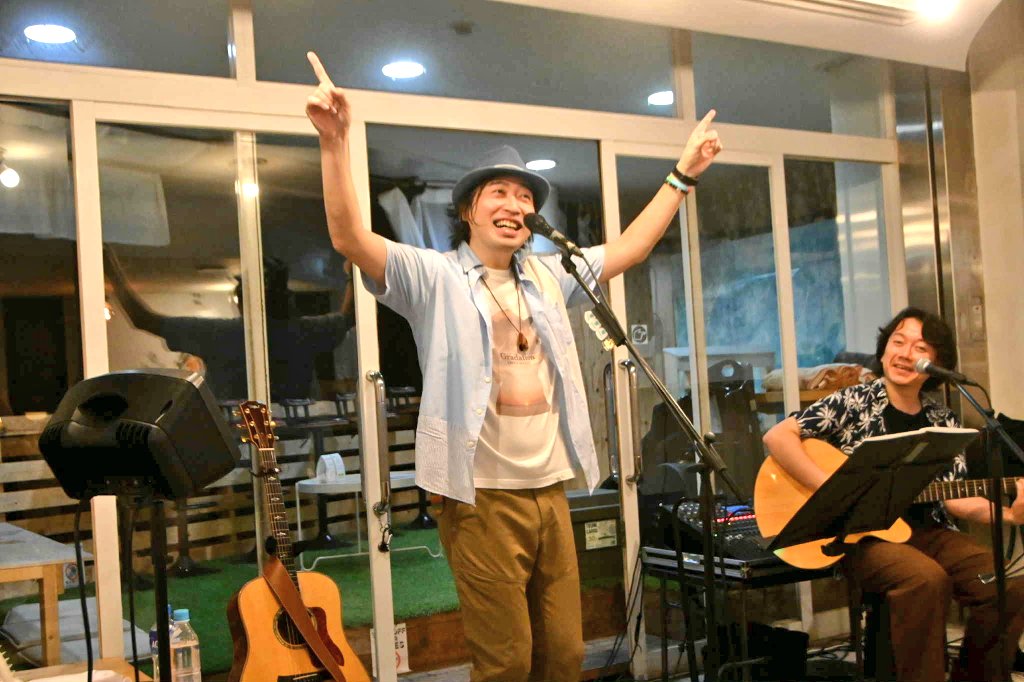 【苫小牧マスジ🎩🍋】

8/10 cafe Samarkand にて、エビナマスジ Album Release Tour 2025「Sound of my Gradation」苫小牧 でございました♪

お盆が近い時期でのライブということで、ミディアムからバラードが多めの少しゆったりとしたセットリストを組ませて頂きました🎇