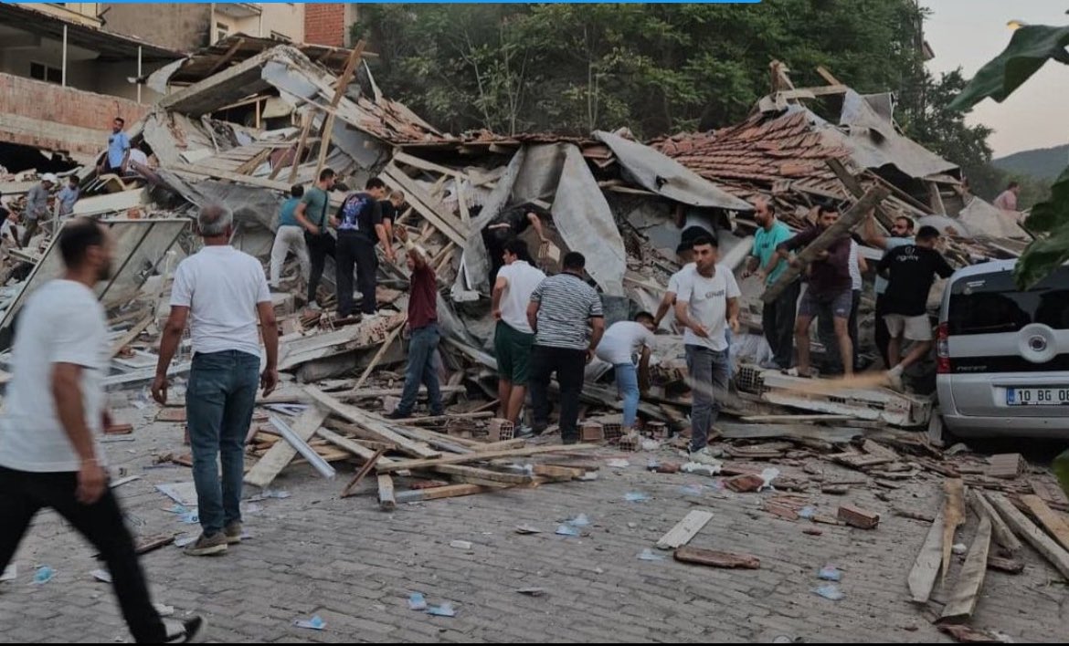 6,2 ile yıkılan bu binaları yapanın, ruhsat verenin, bundan pay alanın, kiraya veremem diye kontrol ettirmeyenin, şurayı satalım da kurtulalım diyenin. Gelmişini geçmişini, eğer mezarda ise kemiklerini sikeyim pezevengin evlatları. 6,2 ne lan. #deprem #AFAD