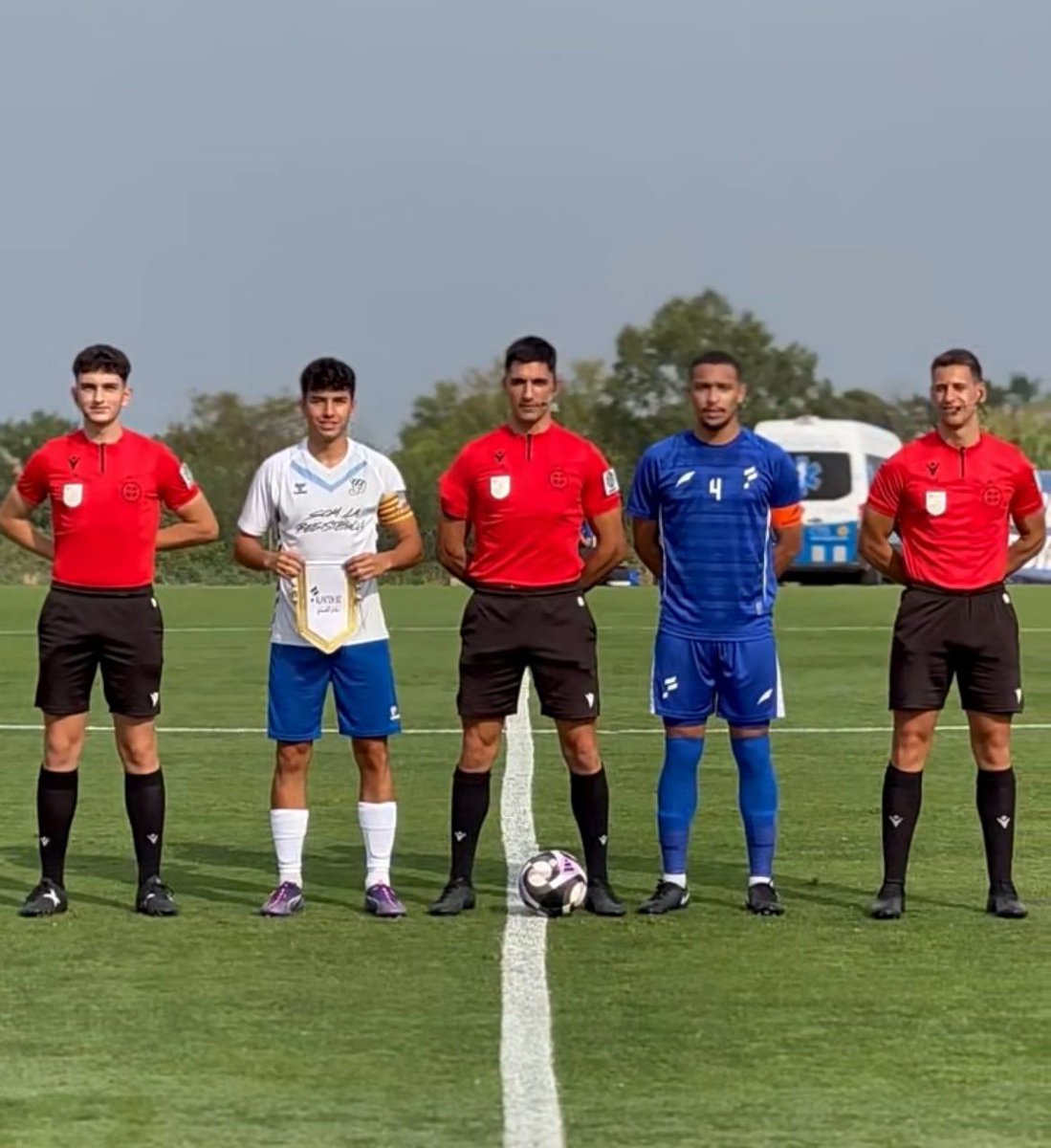 TurrosPalomar's tweet photo. @esport3 Tu hermano dejó a un canterano salir de capitán en la foto en un partido infame para tu equipo. Uno es capitán siempre no cuando le interesa. 

Yuan Gar$ia i Capi Apue$ta. Puta farça. Ludòpata https://t.co/ofDfkHwZ8X
