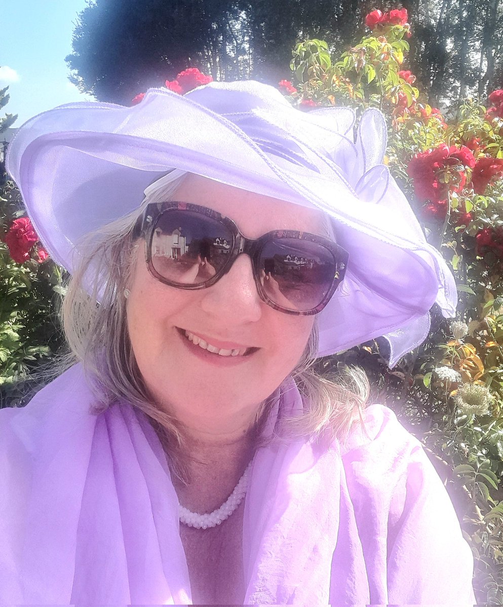 Colombel3's tweet photo. Avec un grand chapeau et un air joyeux,
La dame prend la pose sous un ciel bleu.
Le collier de perles scintille à son cou,
Un sourire radieux s'offre à vous. https://t.co/KU5izuB2JK