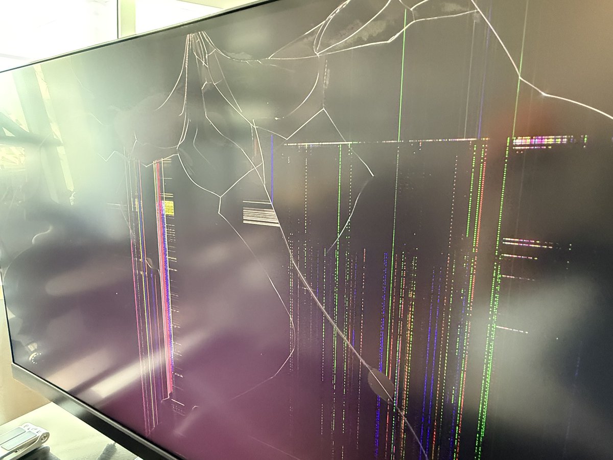 ド社畜なので旅行先にも27インチディスプレイ持ち歩いてるんですけど、遂にやられた😡😡😡デルタ😡😡😡