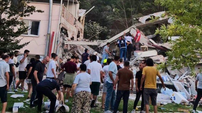 Balıkesir'de 6.2 büyüklüğündeki depremde birçok bina hasar gördü! 

Deprem dirençli kentler yerine rantın tercih edildiği bu düzende yaşadığımız afet değil katliamdır.

#balikesir