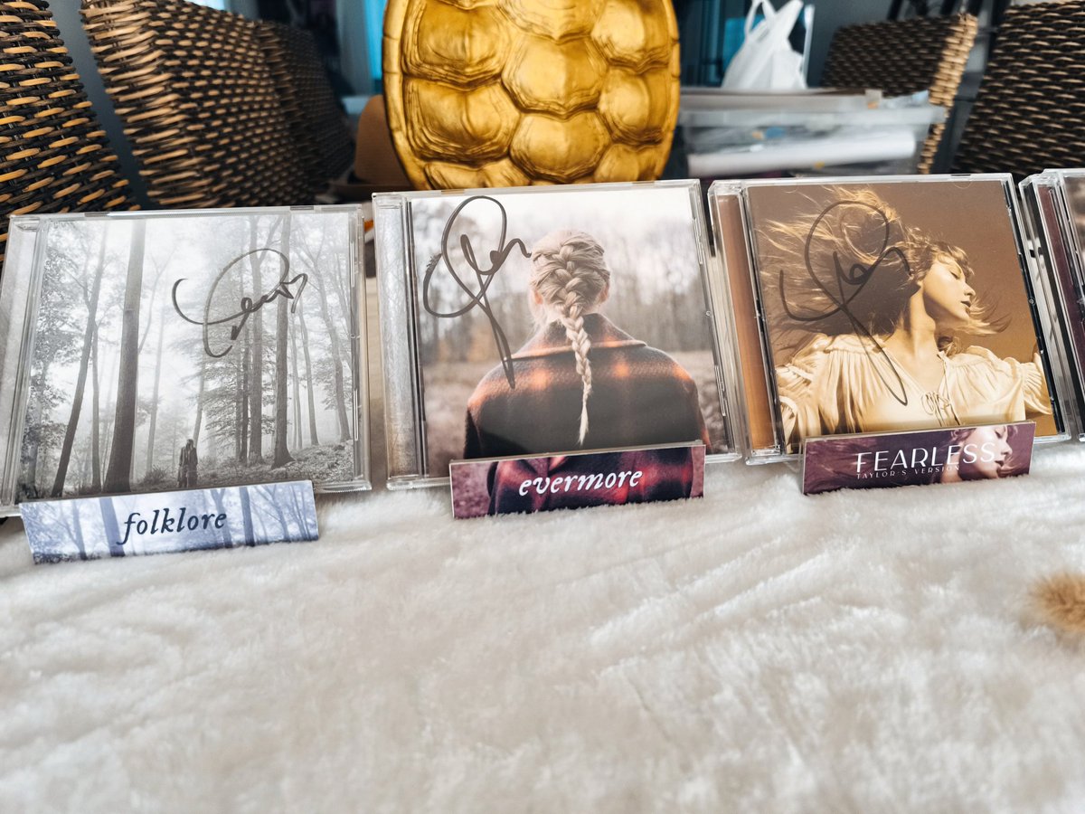 sarahsromantics's tweet photo. I made these labels for my signed cd displays and I'm obsessed!! 🤩 #TaylorSwift https://t.co/SpGYOVd1Un