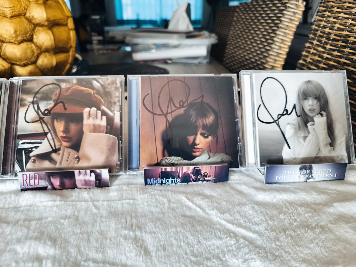 sarahsromantics's tweet photo. I made these labels for my signed cd displays and I'm obsessed!! 🤩 #TaylorSwift https://t.co/SpGYOVd1Un