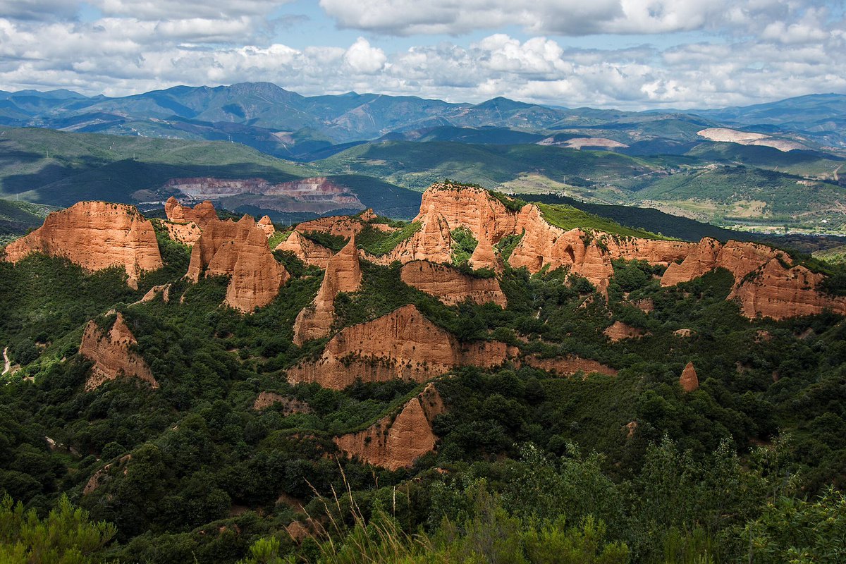 chemamezquita's tweet photo. Las Médulas, Patrimonio Mundial de la @UNESCO amenazadas por los incendios que están asolando #Leon.

Esto es todo lo que perdemos con los incendios forestales:

Vidas humanas.
Patrimonio natural.
Patrimonio cultural.
Modo de vida de las personas de los pueblos.

#LasMedulas https://t.co/yacDBL1Nbn