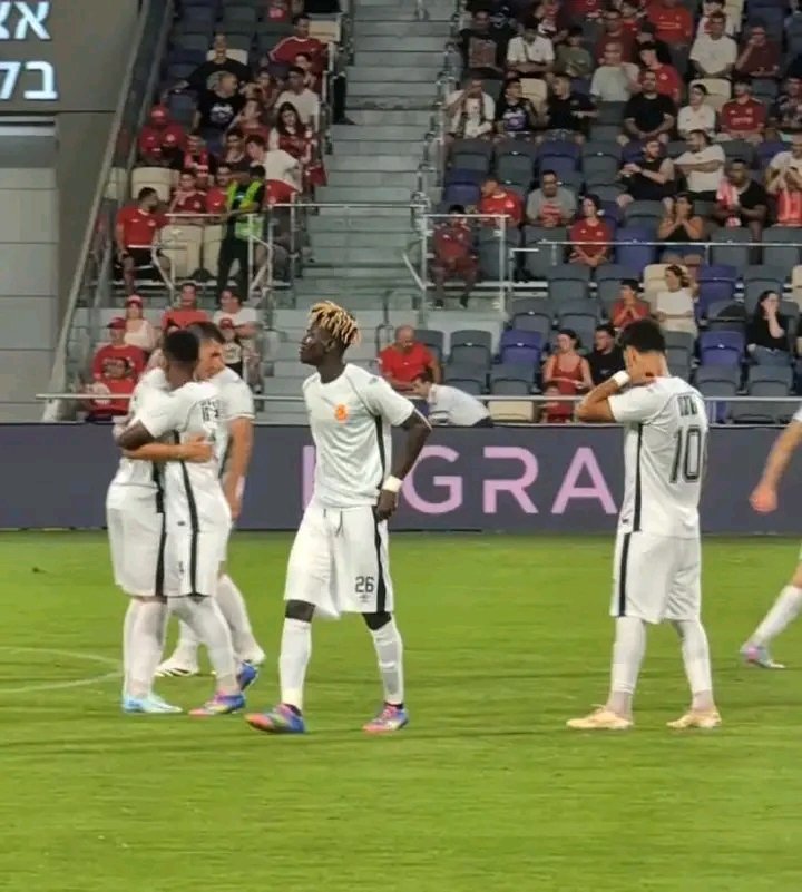 Mkadimbajnr's tweet photo. 🚨🇨🇩𝐒𝐔𝐑𝐏𝐑𝐈𝐒𝐄 𝐌𝐎𝐕𝐄: Karimu Kimvuidi has been spotted today playing 90 minutes for FC Ashdod. 🇮🇱⚽️
No official statement from Orlando Pirates regarding the transfer — a move that has surprised many. 😮
Is he on trials or signed? Stay here
#Transfers #FCAshdod https://t.co/j80vuQBRI4