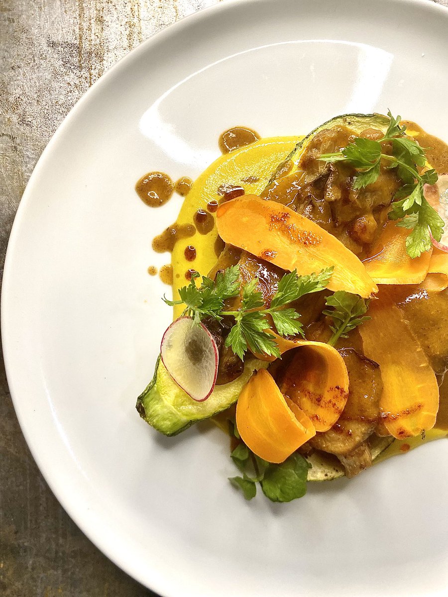 Plato vegetariano de este fin de semana:
Calabazas rellenas , con salsa de flor de calabaza y salsa de hongos.
Mucho sabor y muchos colores y siempre buscando cosas ricas!

Saltillo #1
5552115477
