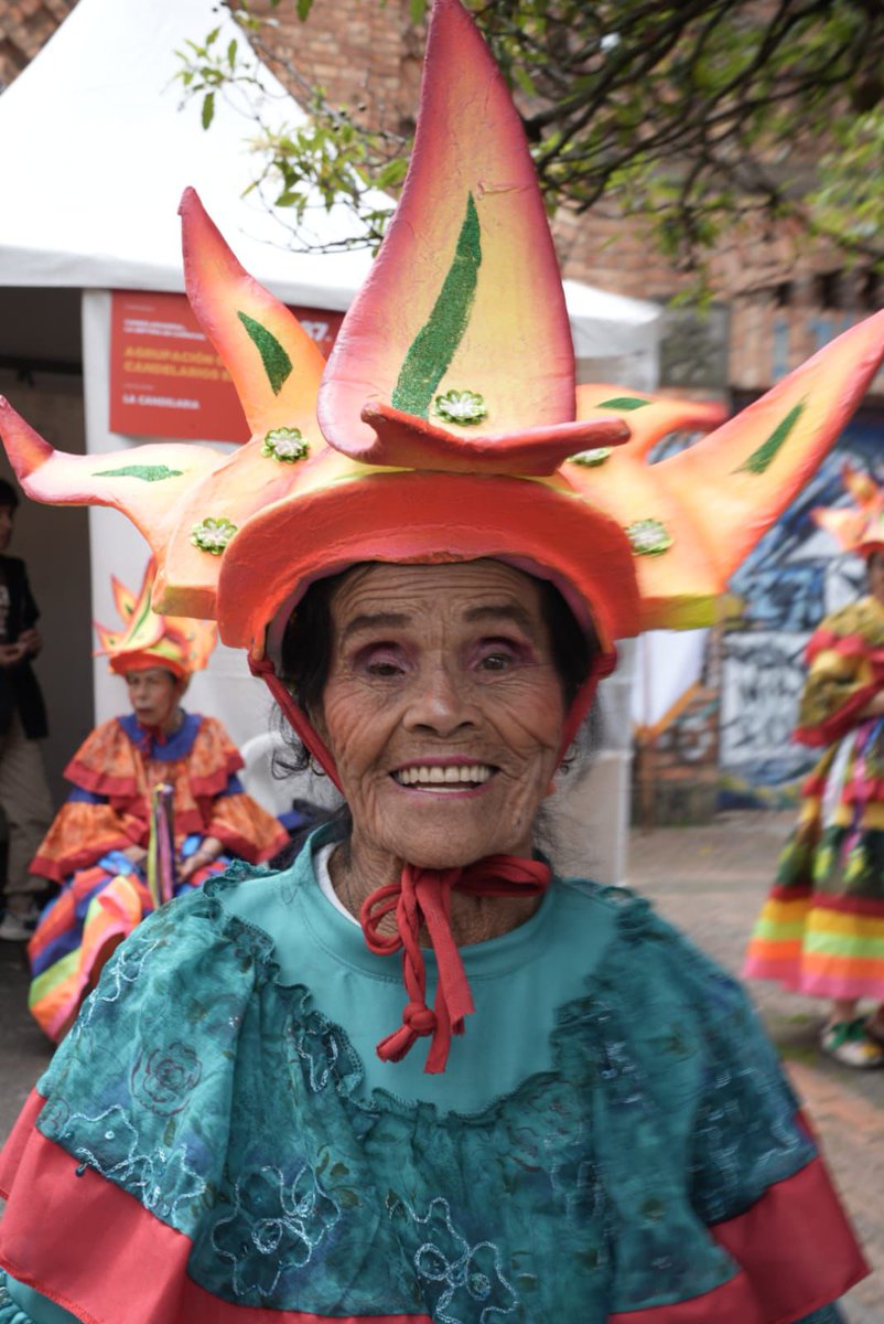 santitrujillo8's tweet photo. El desfile de comparsas cumple 30 años. A los comparseros gracias y felicitaciones por su creatividad y vitalidad ustedes le dan luz a @Bogota. Con @Ambientebogota hicimos un 487 con 1000 árboles que serán sembrados en cerros orientales van 110mil en este año y medio #AquiSiPasa https://t.co/H7fL6rSVxR