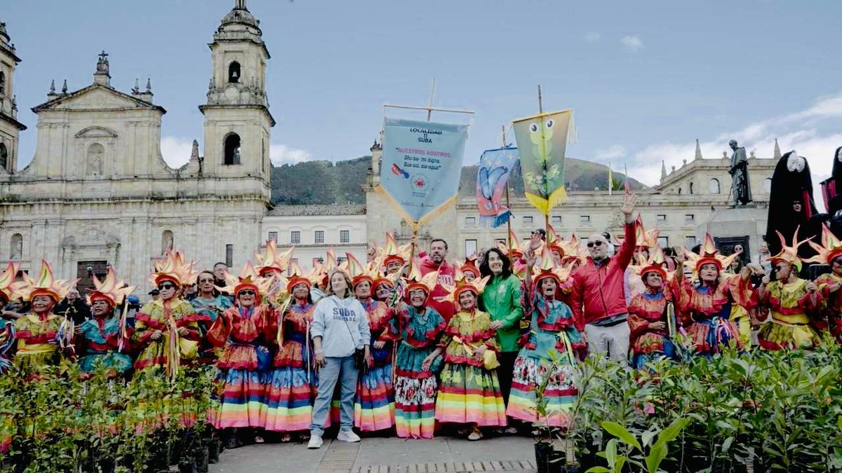 santitrujillo8's tweet photo. El desfile de comparsas cumple 30 años. A los comparseros gracias y felicitaciones por su creatividad y vitalidad ustedes le dan luz a @Bogota. Con @Ambientebogota hicimos un 487 con 1000 árboles que serán sembrados en cerros orientales van 110mil en este año y medio #AquiSiPasa https://t.co/H7fL6rSVxR