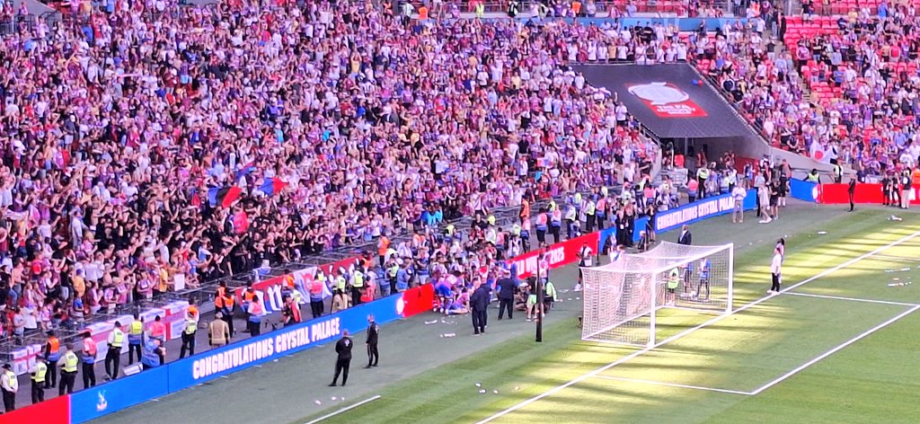 EltonMaryon's tweet photo. #FACommunityShield #CRYLIV #CPFC 2 #LFC 2 #Palace win 3-2 on pens. Terrific to be back at #Wembley &amp; another win. Exciting game, #Mateta with a pen &amp; #Sarr the scorers, #Henderson the penalty shootout hero saving from Mac Allister &amp; Jones. #Devenny with the winning pen. 
#Winners https://t.co/5lopanpCU6