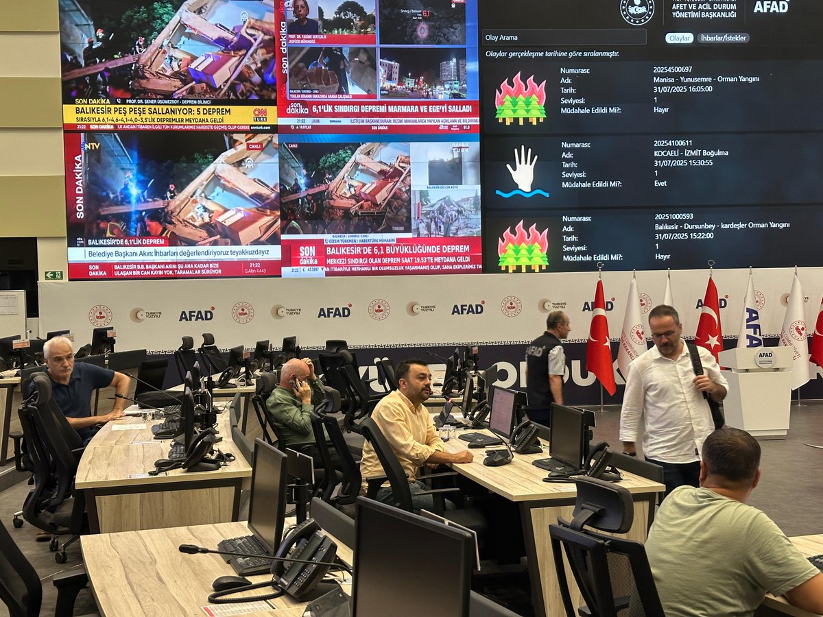 📍 Ankara
📍 AFAD Başkanlığı

Bugün, saat 19.53’te Balıkesir ilimiz Sındırgı ilçesinde meydana gelen 6.1 büyüklüğündeki depremin hemen ardından Türkiye Afet Müdahale Planı (TAMP) devreye alınmıştır.

İçişleri Bakanımız Sn.Ali Yerlikaya ve AFAD Başkanımız Vali Sn.Ali Hamza