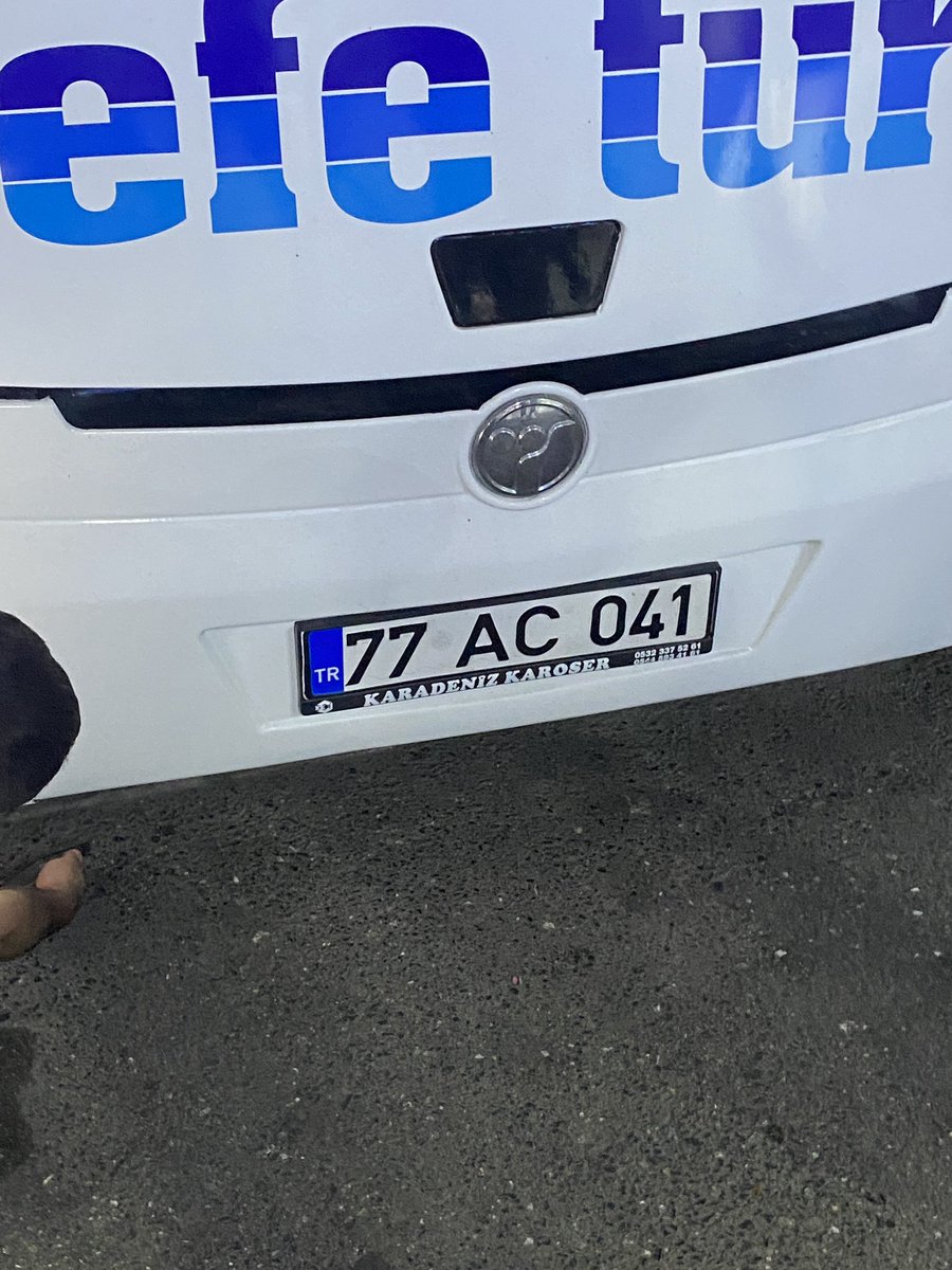 malevelon's tweet photo. efe tur 20:30 harem-karamürsel otobüsünün önüne yavru kedi girmiş hayvan korktuğu için yedek lastiğin olduğu yere saklanmış şoföre söyledim dalga geçer gibi "3 kez böyle gitti bir şey olmaz" dedi o şekilde yola çıktı hala arabanın içinde duruyor hayvan https://t.co/nSNtEqx3Nz