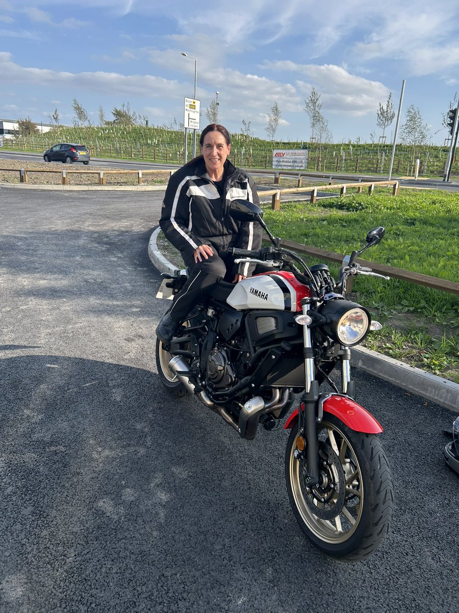 Gorgeous day for a ride #blowingthecobwebsaway #freshair #Speed #BikerGirl #yamaha #retro #manutdcolours #sundayafternoon #weekendvibes #weekendmood