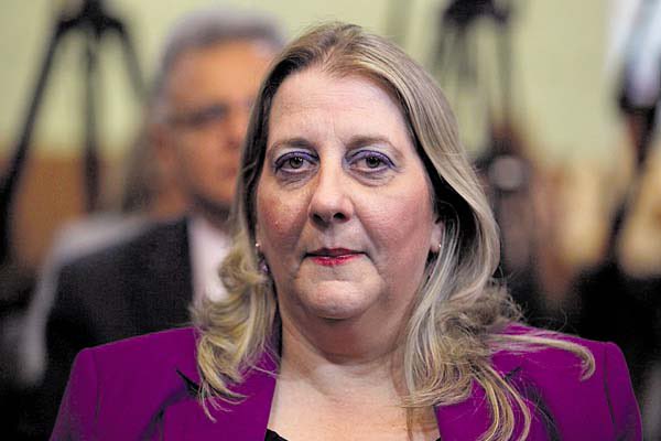 Cecilio Cedalise y Ángela Russo, a partir de enero recibirán su jubilación de 14 mil dólares ya que su periodo termina el 31 de diciembre de este año. Importante destacar que la Magistrada Russo salvó su voto, pero de todos modos se irá con su último salario.