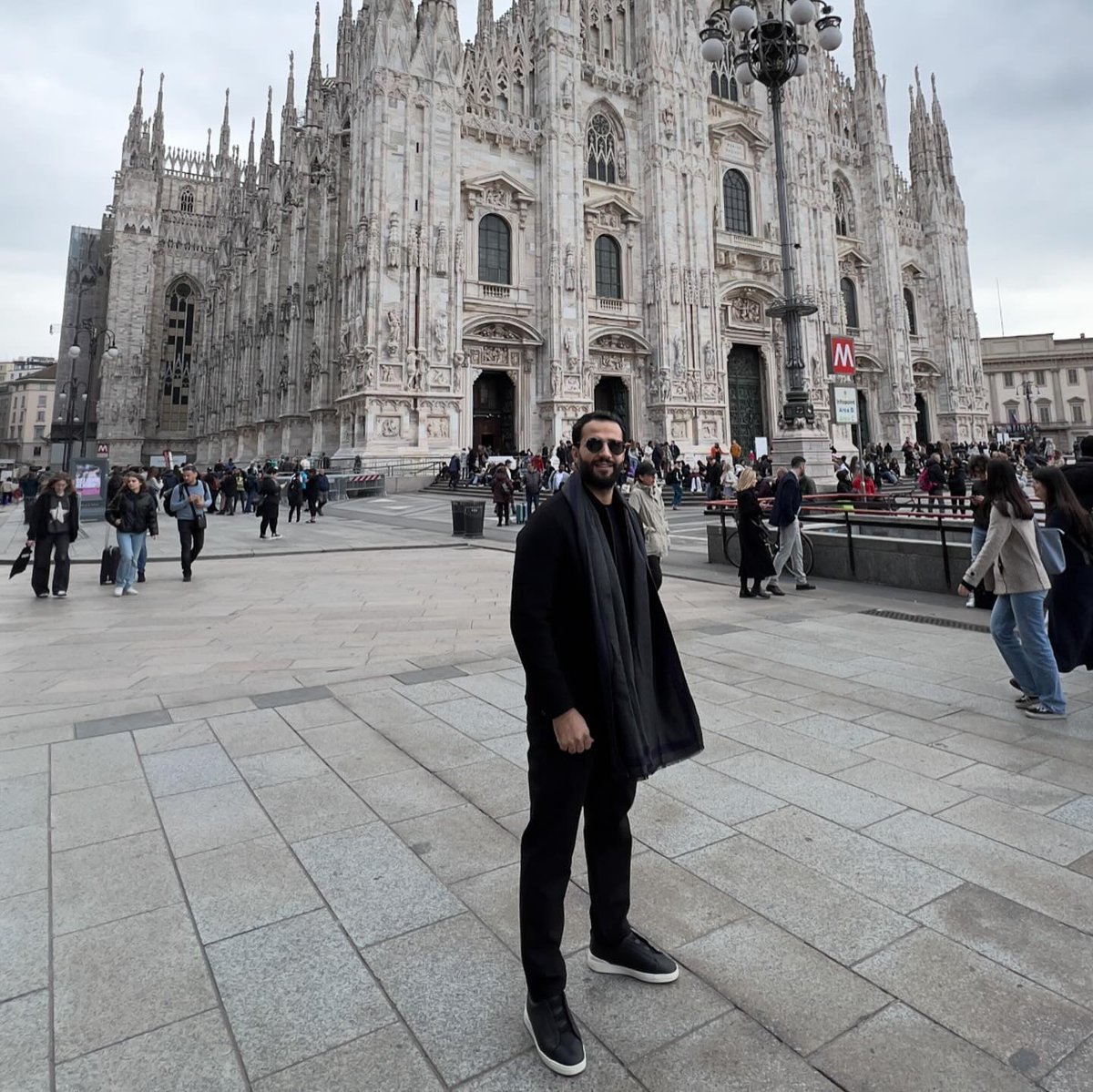 sunnygilgit056's tweet image. Layered in black framed by beauty 🧥🏛️🖤
#WinterStyle 
#ArchitecturalVibes 
#CityElegance