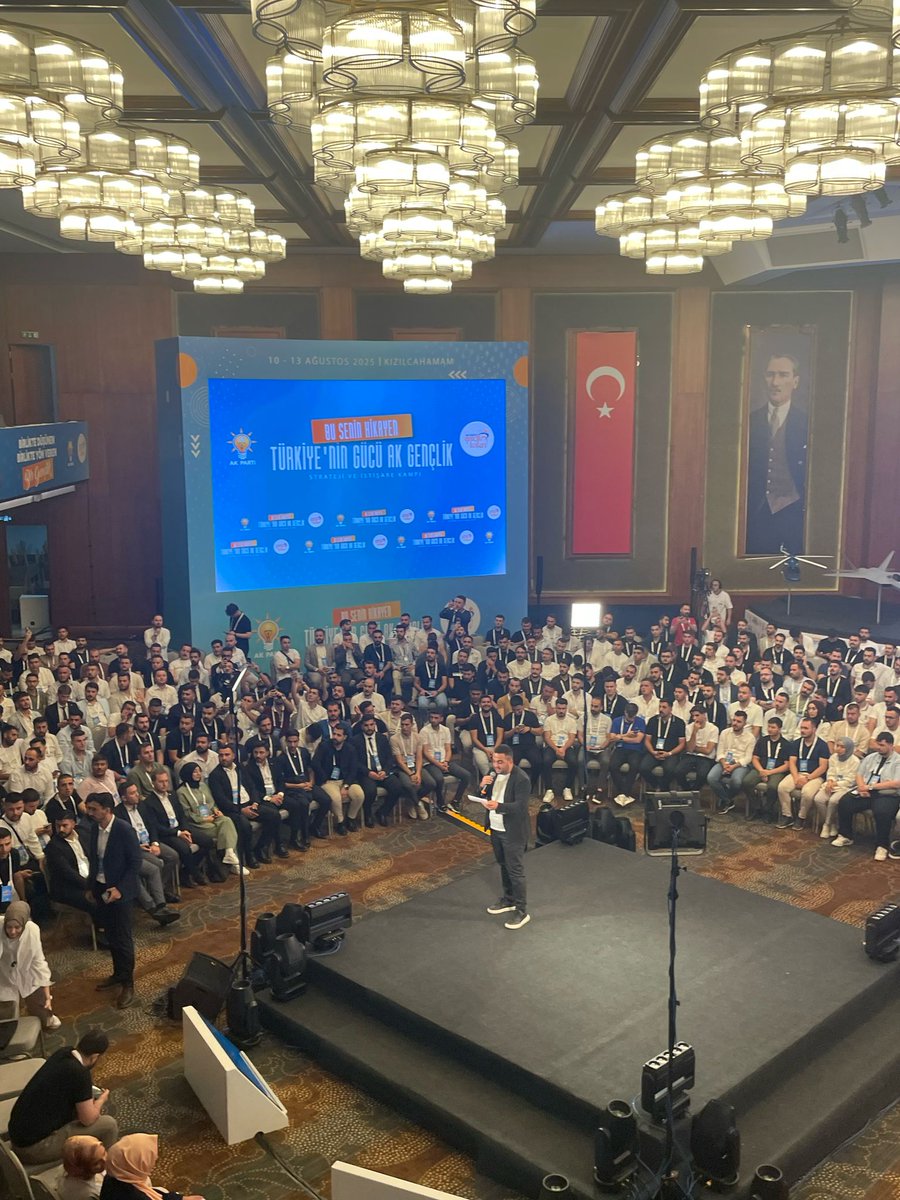 “81 il, 922 ilçe teşkilatımızın katılımıyla Kızılcahamam’da düzenlenen Türkiye’nin Gücü AK Gençlik Strateji ve İstişare Kampı’ndayız. Edirne’mizi temsilen 8 ilçe başkanlarımızla birlikte, gençliğin enerjisini ve kararlılığını en güçlü şekilde ortaya koyuyoruz! 🇹🇷 
#BuSeninHikayen