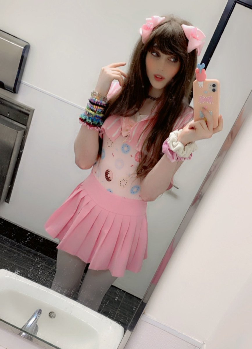 amy_lulamoon's tweet photo. donut kandi girl 🍩 🍭 https://t.co/gxI7BcioMf