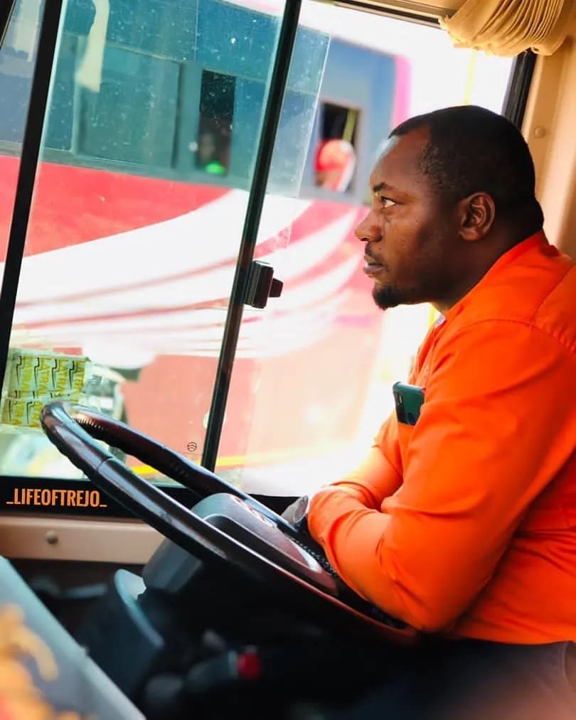 Vunja bei yupo kampuni gani sasa hivi? Huyu mwamba aliwahi itoa DXS Magufuli Bus Terminal saa kumi na mbili kamili asubuhi akaifikisha Nyegezi saa moja na dakika arobaini na tano usiku. Siku hiyo ziliongozana na DRG la petroli ila la petroli ililiwa.

Popote alipo aheshimiwe.