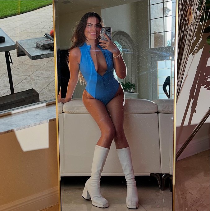 Watch Selina Bentz's leaked NSFW photo on TwXstars