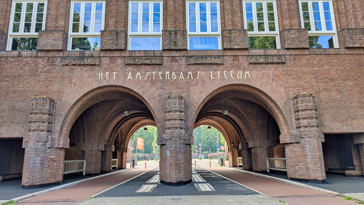 verawandelt's tweet photo. Dit weekend wandelde ik door Amsterdam Zuid tijdens ArtZuid 2025. Langs groene lanen en indrukwekkende beelden, van het Olympisch Stadion tot de Apollolaan. 
Blog👇
https://t.co/XjIRw0hAuz
@ZuidasAmsterdam @hellozuidas @artzuid @Iamsterdam @AmsterdamKunst https://t.co/6QN69NSEhs