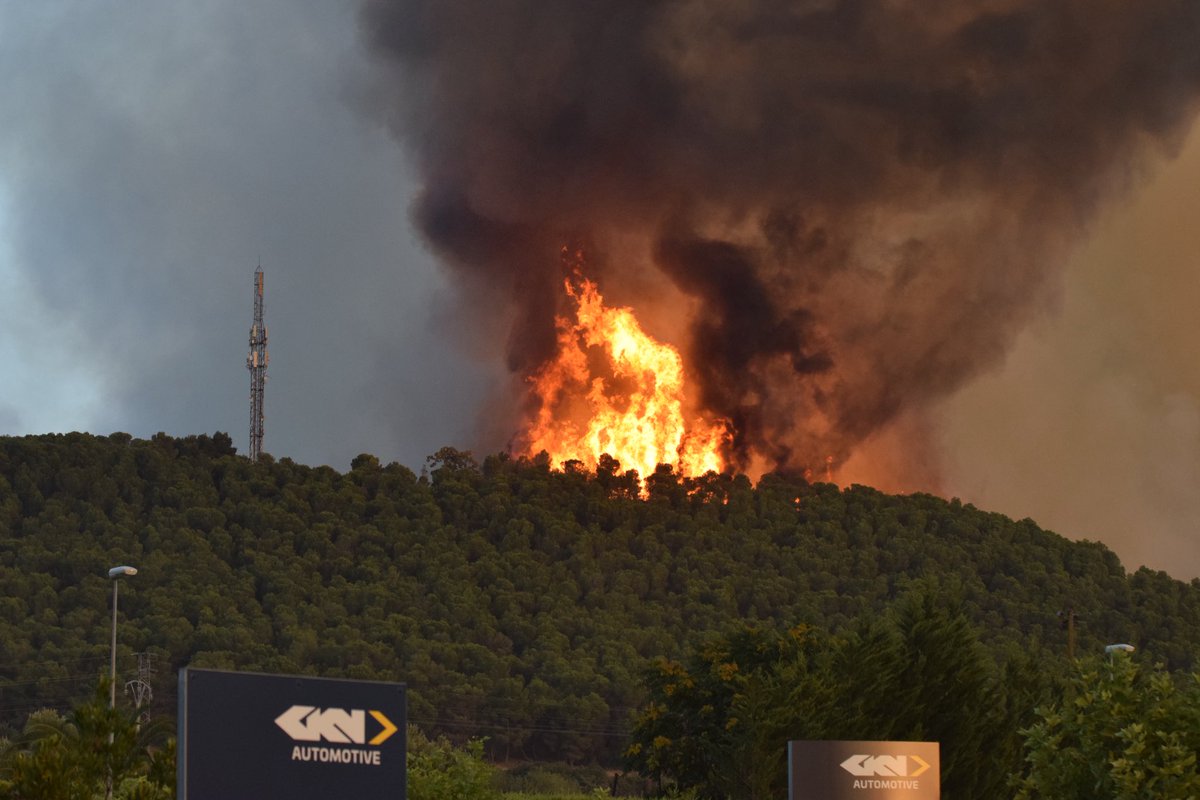 jow96RP's tweet photo. #incendio #carcastillo cerca de GKN https://t.co/MEVze4kx3v