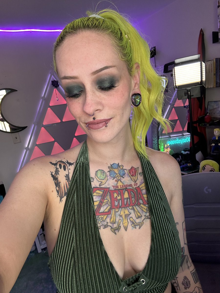 hi cuties 💚

playing some indie horror games today!
who’s at the door &amp; love, sam

phasmo weekly later!
twitch.tv/JOJOsaysbreee
