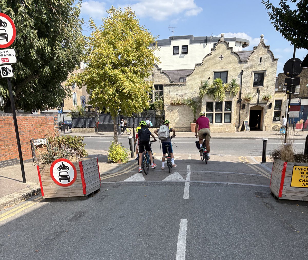 francesca_kms's tweet image. The joys and benefits of #LTNs captured in a single shot 📸

#Haringey #Tottenham #cycling