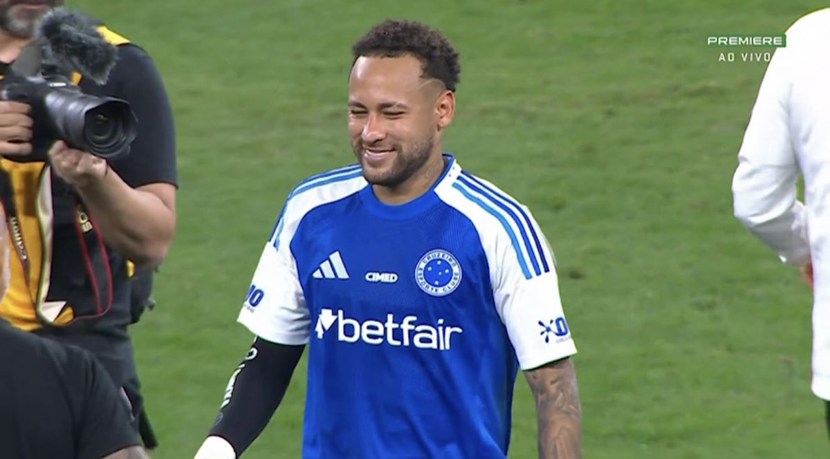 futebol_info's tweet photo. Neymar trocou de camisa com Kaio Jorge e saiu do gramado do Mineirão vestido com a camisa do Cruzeiro.

📸 Reprodução/Premiere https://t.co/gghUMPXN2O