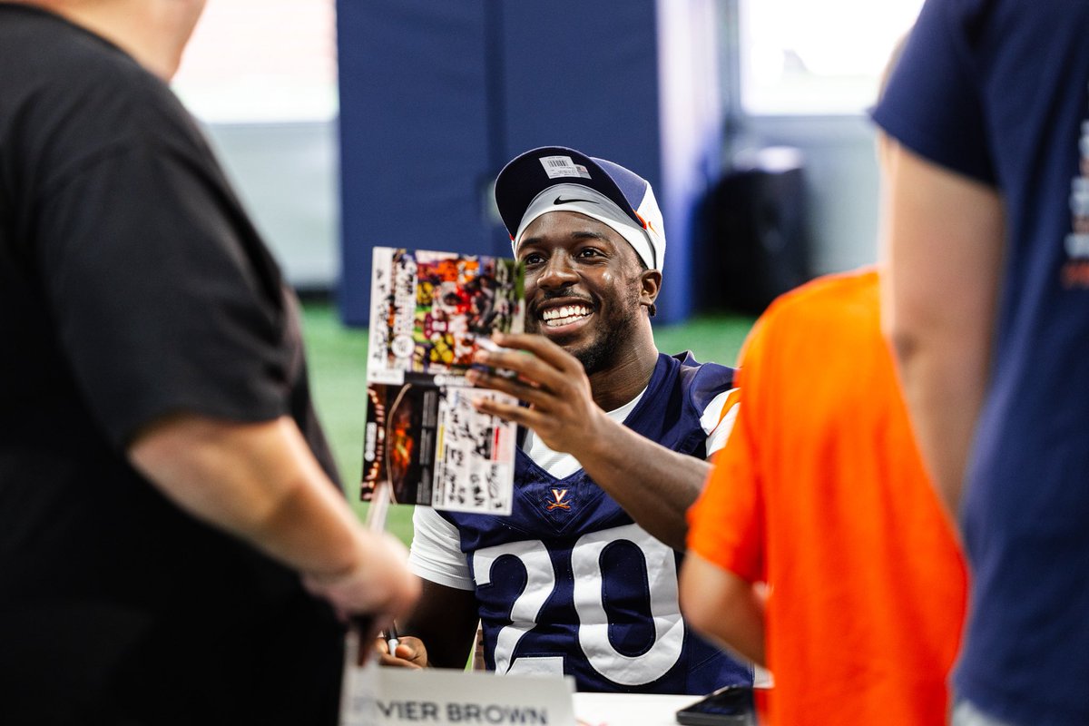 UVAFootball's tweet image. Best fans in the country. 🫶 Wahoowa‼️ #FanDay 
 
#GoHoos 🔶⚔️🔷