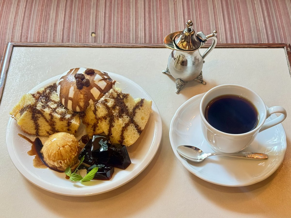 retrokissa's tweet photo. JB Press連載『純喫茶と珈琲』、更新されました。「カップが空になっていたら、それは美味しかった証拠」、という言葉が印象的だった銀座 和蘭豆。半世紀以上内装を変えず、銀座の一角で人々を癒し続けています。さまざまな種類の珈琲へのこだわりはもちろん、自家製シフォンケーキなどもお薦めです。 https://t.co/KnS3R0e8IB