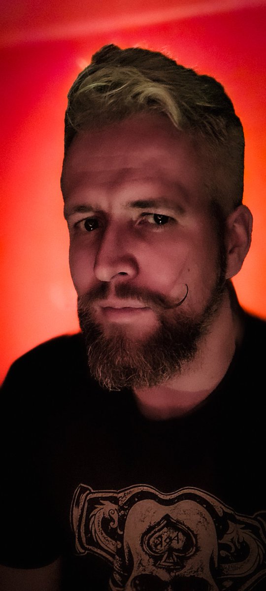 TSveppir's tweet photo. Щедрий вечір —
на ввесь вечір,
а я відаю:
пан у домі,
сидить собі
при вівтарі
se meg, Loki! 
heil Baldr!
— hvis du tør å svare ⸫ https://t.co/8higqhnvTw