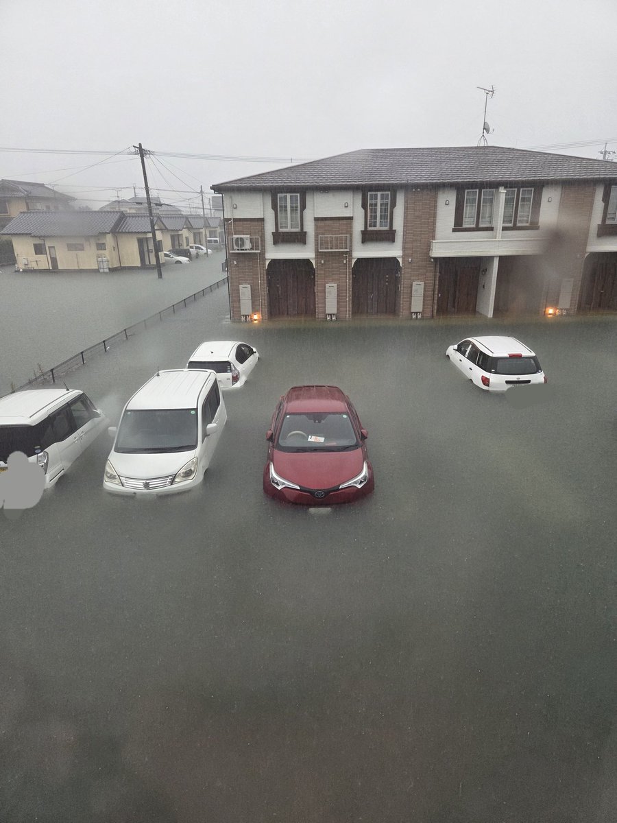 masmas1010's tweet photo. これってうち付近だけですか？？

#大雨警報 　#八代市　#浸水 https://t.co/dte6zMk6Hm
