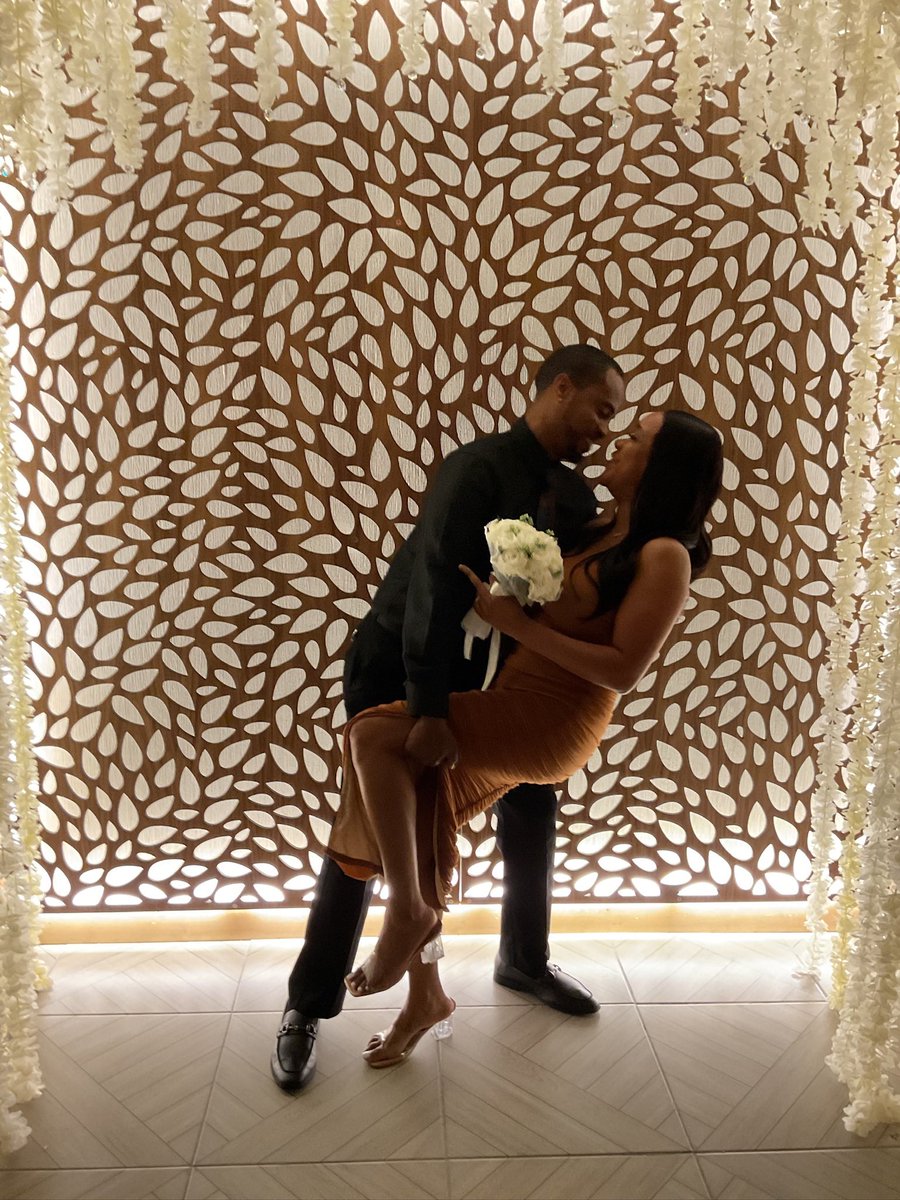 Leontaylor1983's tweet photo. Leaving Las Vegas as a married man. https://t.co/u0aV95f8fL