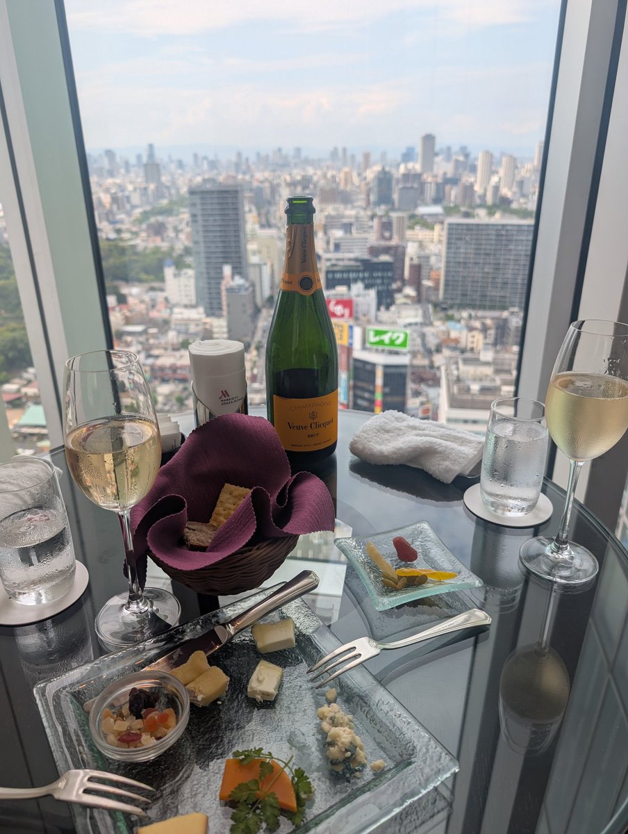 yekosk's tweet photo. 高いビルでシャンパン飲んだ https://t.co/FRIJHi0Nfi