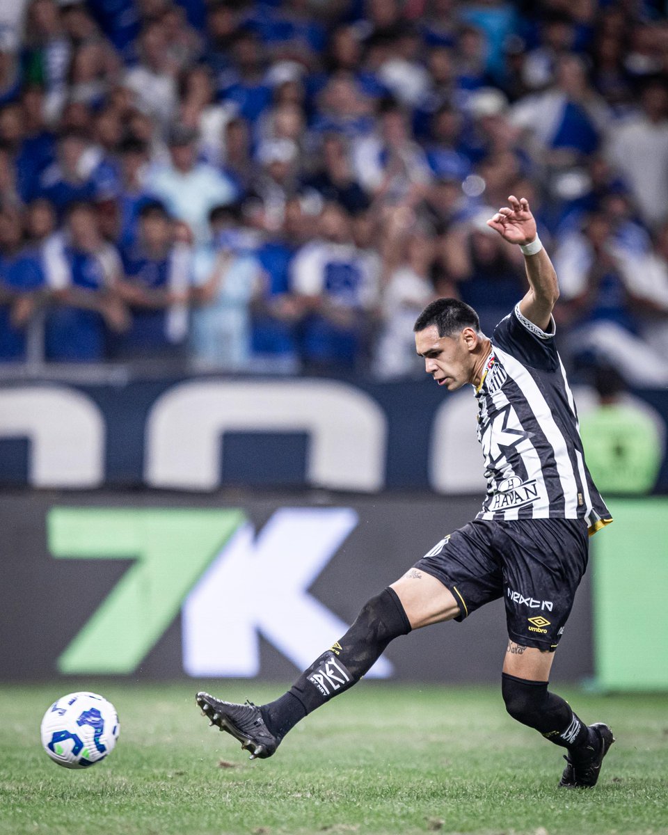 Gustavo Caballero, figura total en la remontada de Santos sobre Cruzeiro en el Mineirão. Ingresó al inicio del complemento, cuando caían por la mínima. Puso la asistencia del empate y marcó el gol de la victoria con un gran remate.

👏🏻🇵🇾 Entró y cambió absolutamente todo.