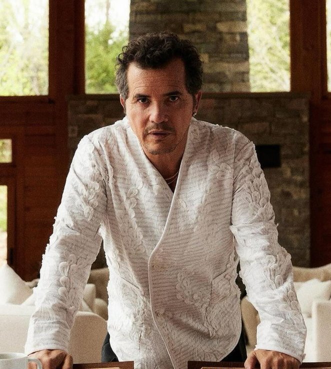 CultureCrave's tweet photo. John Leguizamo calls out former Superman actor Dean Cain 

“What kind of loser volunteers to be an ICE officer? ... What a moron. Dean Cain, your pronouns are has/been" https://t.co/EyUiDWJLi1