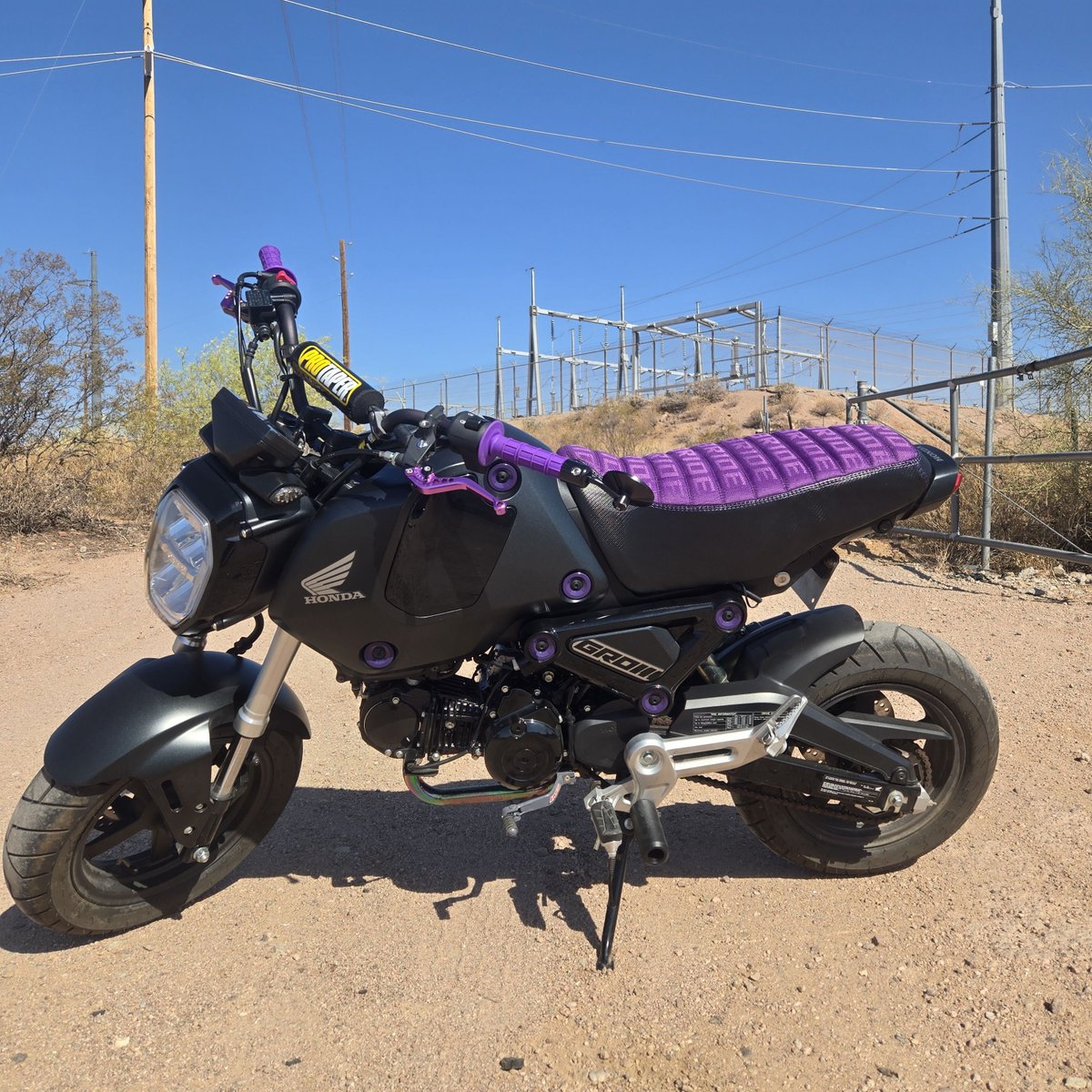 Vee send this photo of an awesome Black Honda Grom with purple Bride seat and purple Grips - Look awesome - thank you Vee!!

l8r.it/cJom
#cheekyseats #hondaGrom #grom #Gromseatcover  #madeintheUSA⁠