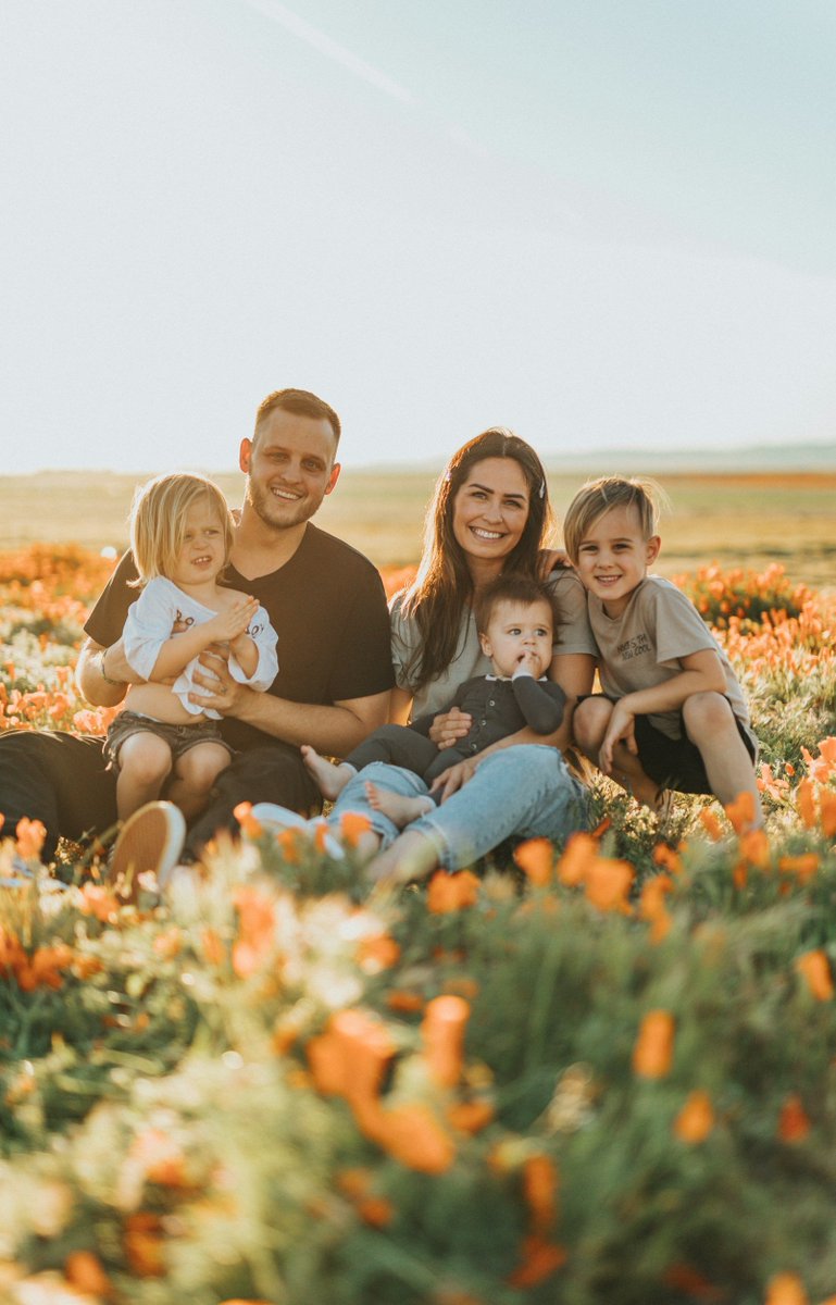 POV: Your family photos always look the same...
Meanwhile, Iowa families are getting STUNNING shots in blizzards &amp; cornfields 🌨️
The secret? They know something about Iowa's seasons you don't 👀

joshschorle.com/blog/2025/8/th…